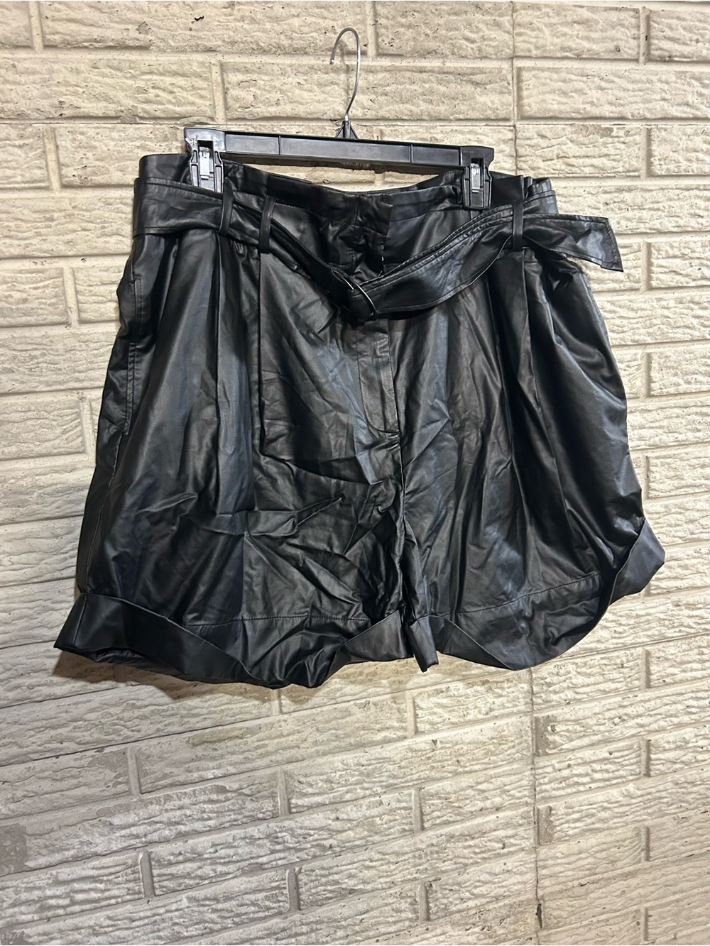 NWT Elizabeth and James Black Faux Leather High-Waisted Shorts Wide Hem Size 16W